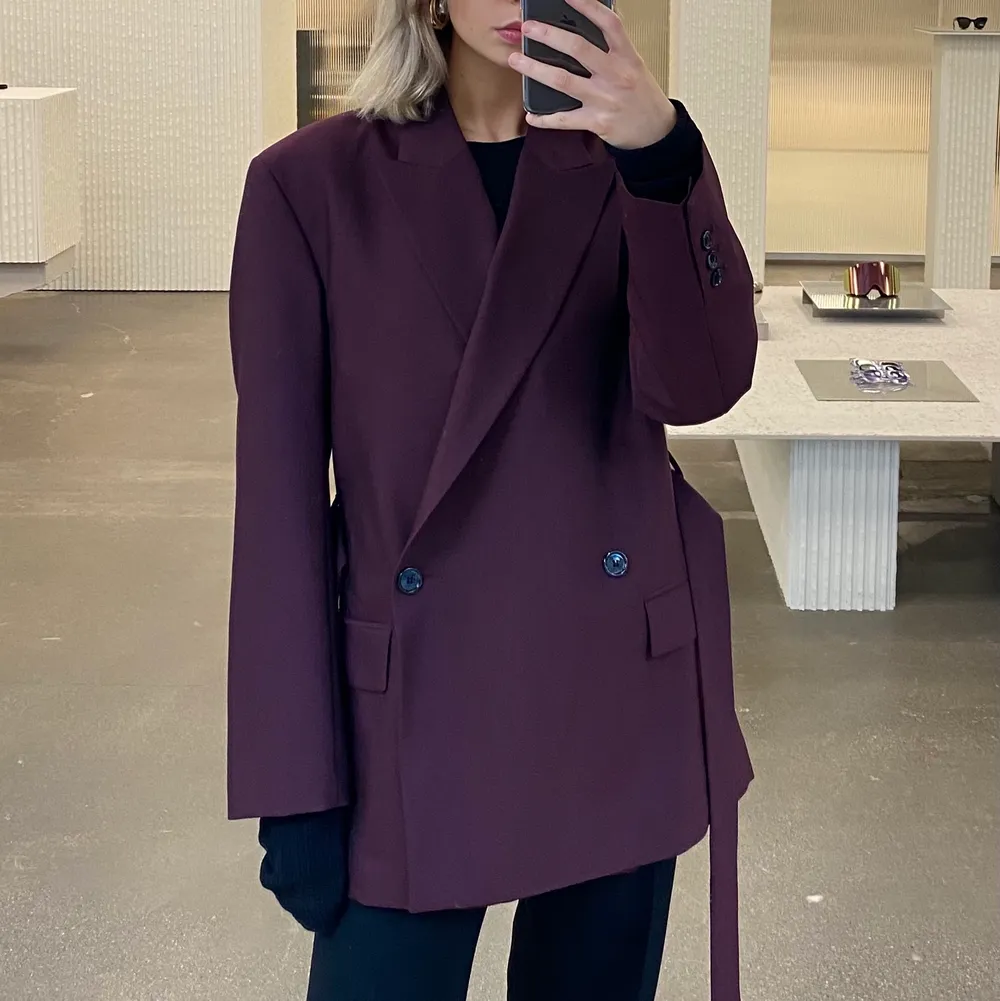 världens finaste kavaj från Acne studios, storlek 32. Väldigt oversized så kan passa till en Medium, 36-38. Använd en handfull gånger bara, så nästintill helt ny. Otroligt fint skick. Nypris runt 5500. Buda❤️❤️. Jackor.