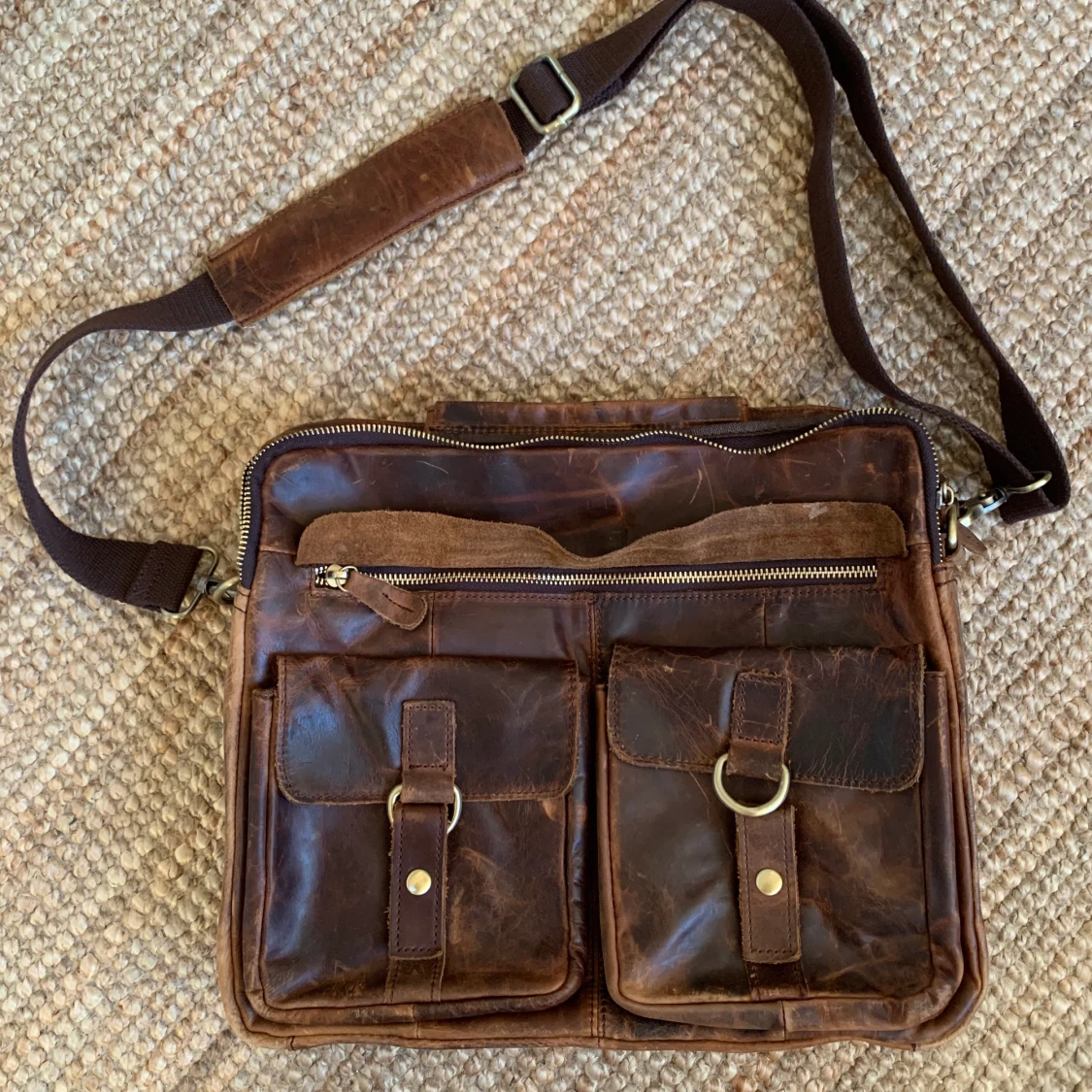 Brun axelremsväska