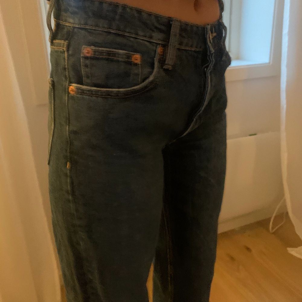 intressekoll på mina mid Rise zara jeans. Köpte dom i hösras och de är i storlek 38 men passar perfekt på min kompis som har storlek 34 (det är hon på bilden) skriv om ni är intresserade❤️❤️. Jeans & Byxor.