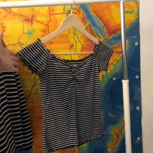 Offshoulder - Randig offshoulder topp. Priset+frakt