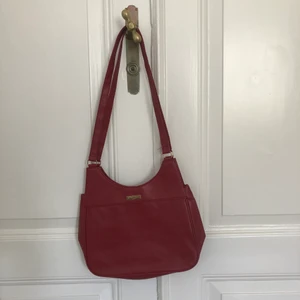  Röd väska - Superfin röd väska! Den ser mer brun ut på bilderna men i verkligheten så är den mer röd! 