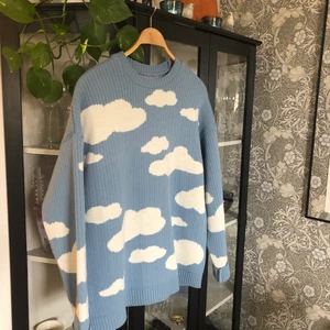 Asos stickad molntröja - Stickad tröja med molnmotiv från asos, helt oanvänd och väldigt bra kvalité. Jag bjuder självklart på frakt.