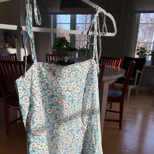 Blommig klänning  - Supersöt blommig klänning, helt oanvänd💕 Köparen står för frakten som kan variera mellan 48-72kr! (Konstigt ljus på sista bilden)