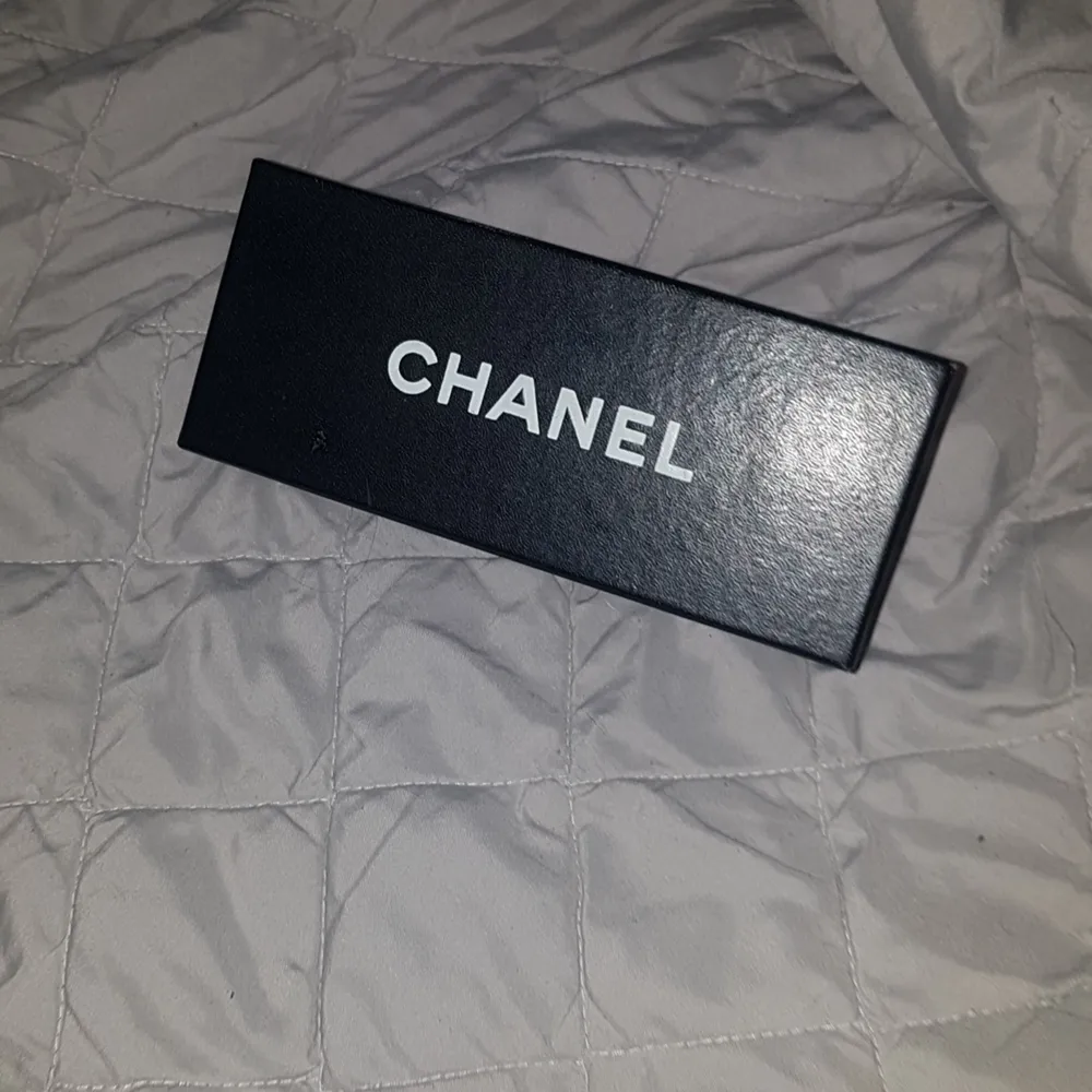 En söt Chanel box 18cm × 6cm som det en gång i tiden var solglasögon i men himla fin att ha som dekoration om inte annat ;). Övrigt.