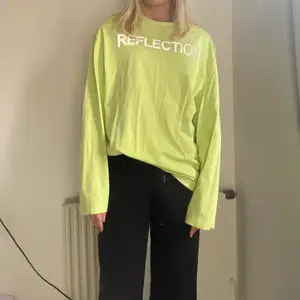 Neongrön långarmat tröja köpt från Carlings för nått år sedan. Texten är i reflex vilket är en cool och annorlunda detalj! Sjukt fint skick och perfekt till i sommar när man är brun!😌  köparen står för frakten!!💗💗
