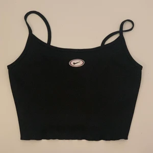 Nike linne svart / storlek M - Säljer detta jättegulliga Nike linnet ! Köpt på sneakers and stuff för runt 400kr och säljer för 100 ! De två första bilderna är mina egna och den sista är Molly malhatoras ( Hon bär samma modell bara annan färg  ❤️❤️