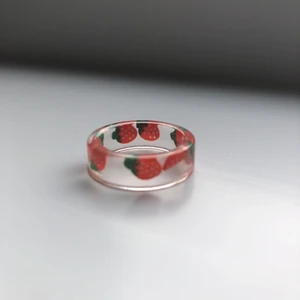 Jordgubbsring - Supersöt ring med jordgubbar i🍓🍓🍓 Fraktkostnad - 11kr
