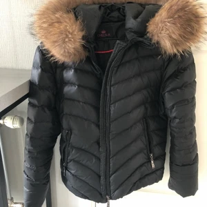 Vinter Jacka Dam. Chelsea.  - Säljer min vinterjacka nu då den inte passar mig längre. En jättefin jacka köpt på Miinto i märket Chelsea. Äkta päls. Ett jack på armen som jag limmat, men som man ej tänker på Nypris 2000 kr. Pris diskuteras. 😍