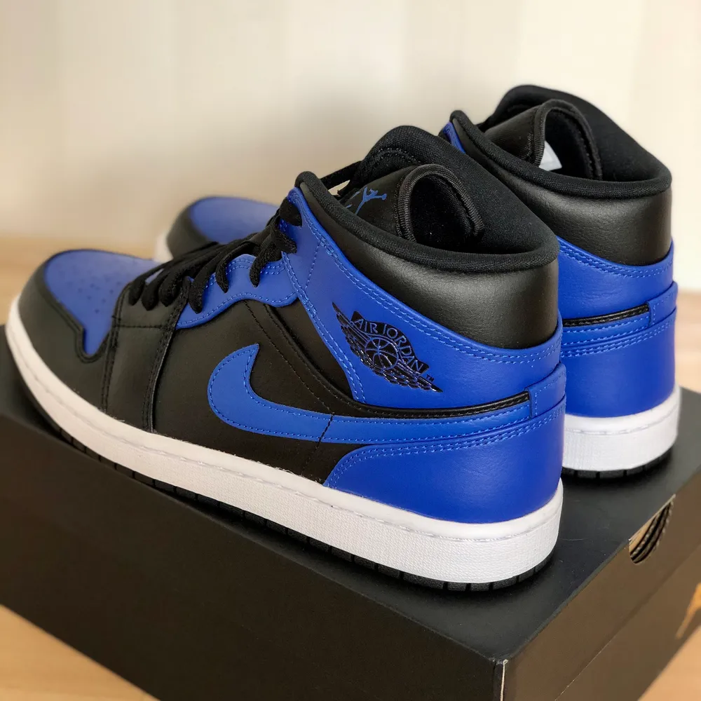 🔵Jordan 1 mid i färgen Hyper Royal! Helt nya och slutsålda överallt! Äkthetsbevis, kvitto finns från Zalando.  Storlek: 44 Pris: 1499👌🏼  📦 Köparen står för frakten! Jag skickar spårbart med postnord!. Skor.