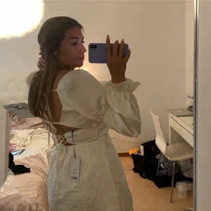 Klänning från NAKD - Aldrig använd, prislapp kvar! Super snygg i ryggen och perfekt till studenten.