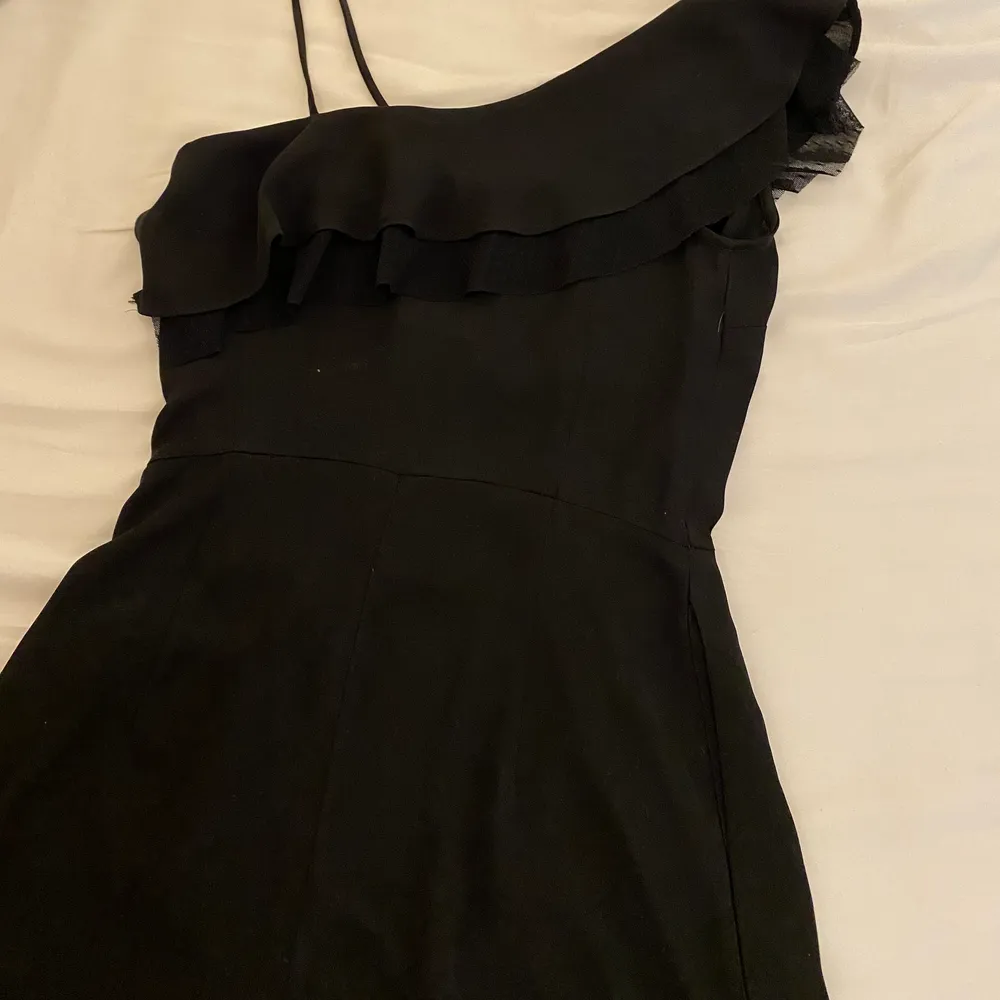 Jumpsuit/byxdress från Zara. Det är shorts så de är kort, alltså inte byxor. Prislapp finns kvar då den tyvärr är för liten för mig. Strl XS men passar förmodligen en med XXS också💞. Klänningar.