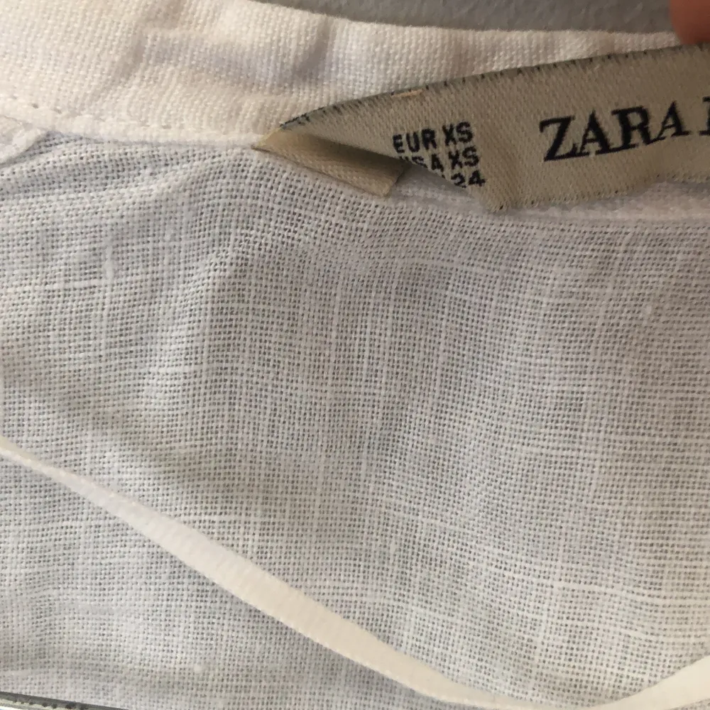 Linneskjorta från Zara i storlek XS men är lite oversize så fungerar till en S också! Kan användas knäppt och uppknäppt eller knuten i midjan ☺️ kan mötas i Stockholm eller postas . Skjortor.