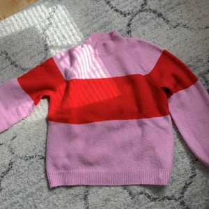 Trendig färgglad stickad pullover  - Oanvänd Färgglad stickad tröja. Mjuk & inte stickig. Passform S-M. Tajt längst ned på armen med pösiga armar. Lite högre krage ❤️💓
