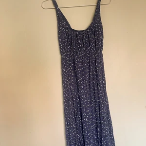 Perfekt strandklänning. - Söt, midi-lång klänning. Mörkblå med vita blommor. 🤍 passar de flesta storlekar då den är väldigt stretchig.