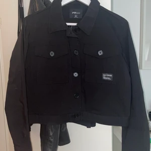 Jacka - Jättesnygg tunn ”jacka. Är helt ny endast testad, säljer pågrund av fel storlek. Är i storlek XL men passar en L också!