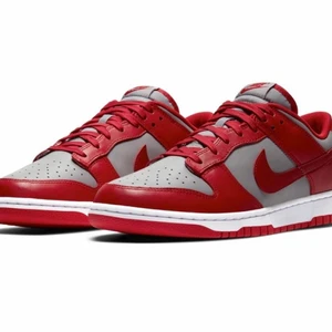 Nike dunk low UNLV - Säljer mina Nike dunk low UNLV då jag inte får nån användning för dom. De har använts 3 ggr så de är som nya.     Skickar fler bilder vid begäran.                                                      Möter upp i Stockholm 