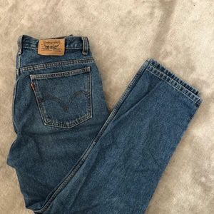 Högmidjade mom jeans Levi’s  - Assfina blåa levis levi’s momjeans höga i midjan. Gott skick förutom en mindre skada på insidan av låret visad ovan. W30 L30