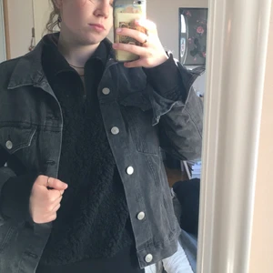 Jeansjacka svart - Svart jeansjacka från bikbok, perfekta vårjackan som passar till allt! Obs säljer även tjocketröja än som jag har under jackan på bilden! 
