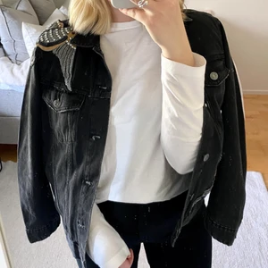 Oversize Jeansjacka Med Strass - Säljer min svarta oversize jeansjacka med strass på då den inte kommer till användning. Endast använd ett fåtal gånger men finns en lös söm på en av fåglarna. Jackan köptes så (fabriksfel). Skriv privat för fler bilder. Fraktar endast och köparen står för frakten. Bud från 100kr i kommentarerna! 🖤⚡️✨