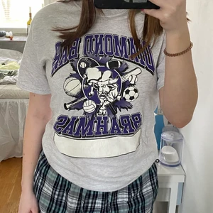 T-shirt med tryck - Asnajs t-shirt med tryck på. Säljer den för att den inte riktigt kommer till användning. Köpt på beyond retro❤️❤️❤️