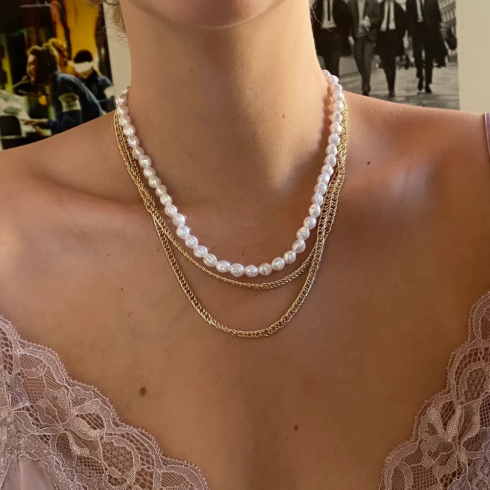 Gulligt halsband med pärlor och kedjor🤍 (inte äkta pärlor och inte äkta guld). Accessoarer.