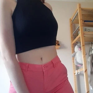 Rosa shorts - Rosa shorts från Vila i storlek M. Är lite små i storleken.    Det är samma modell som de marinblå, köp båda för 60kr. Sitter väldigt snyggt över rumpan. 