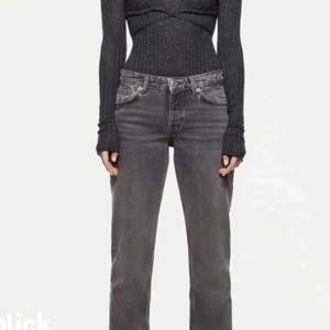 Gråa zara jeans - Gråa lågmidjade jeans från zara sparsamt använda