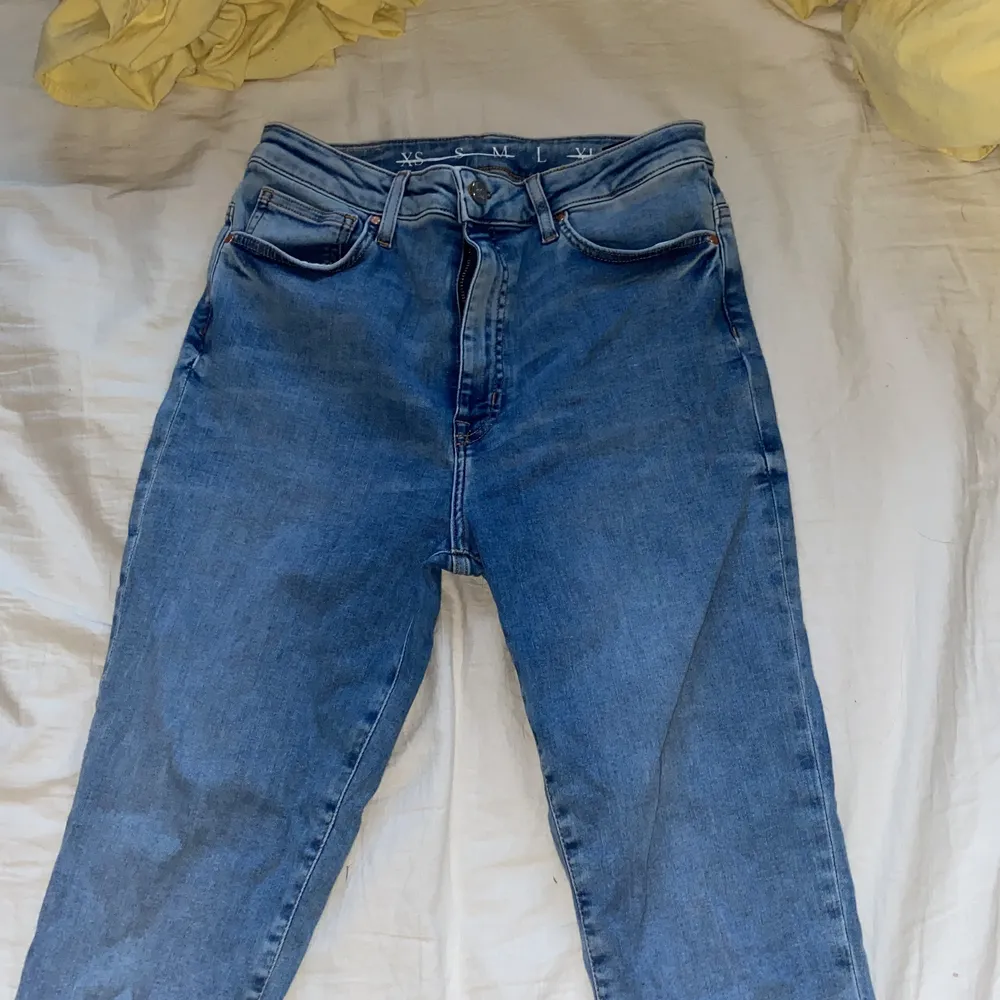 Skinny jeans från BikBok, från deras curvy line. Knappast använda, fint skick. Köptes för 599kr. Väldigt stretchiga och skönt material. . Jeans & Byxor.