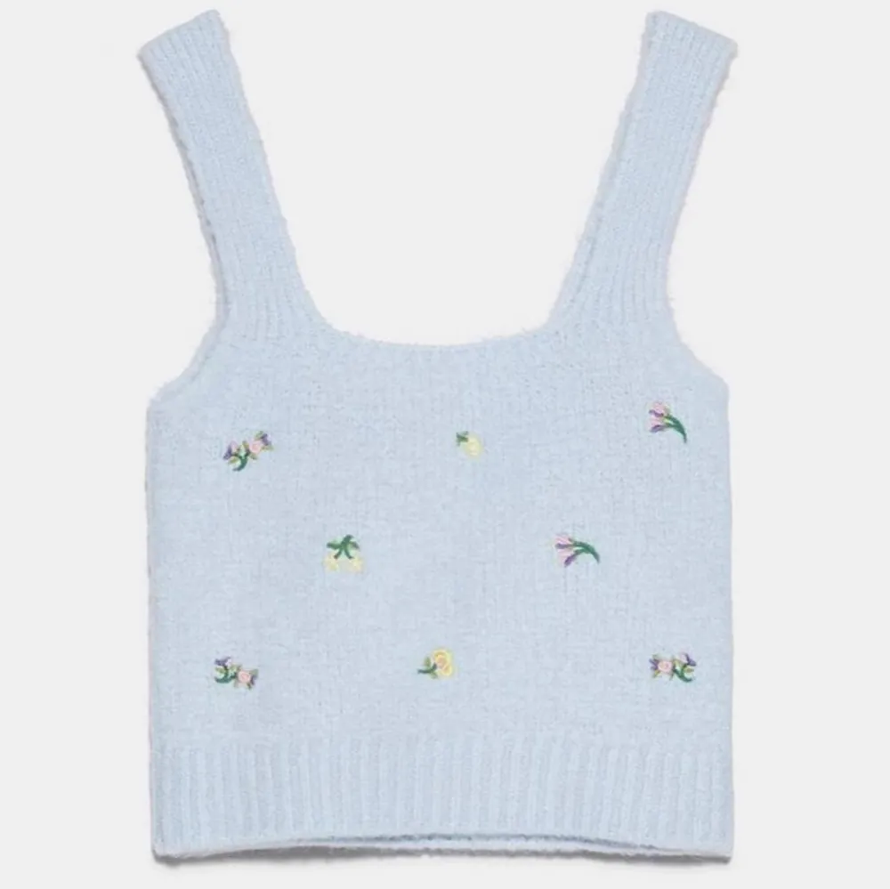 Super gulligt blått stickat linne, men små broderade blommor på🌸 från zara, den är slutsåld på hemsidan och finnas inte att köpa där mer!! Användt sparsamt✨🌸💕 skriv privat för fler bilder eller detaljer💞. Toppar.