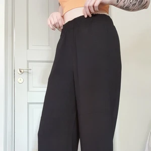Svarta flowy byxor - Väldigt lätt material, flowy och allmänt bekväma. Resår i midjan
