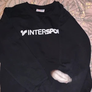 Intersport sweatshirt  - Säljer mina fina Intersport sweatshirt som är super skön och super snygg, är lite lång på mig som är ganska kort men kommer nog passa perfekt på dig som jag vet är längre än mig. Kontakta mig för fler bilder och pris kan såklart diskuteras!💞