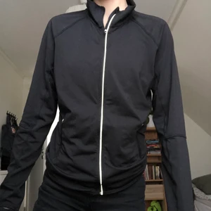 Svart träningströja strl. M - Långärmad svart träningströja från H&M. Strl. M.  Detaljer i reflex. Perfekt att ha som kofta över en annan tröja! Gratis frakt.