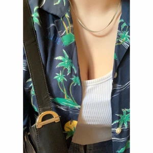 Mjuk, tunn hawaiiskjorta🌴 - Egentligen en herrskjorta! En perfekt hawaii-style skjorta som är såå mjuk och tunn. 🌿🌴 Perfect for summerzzz 🤪