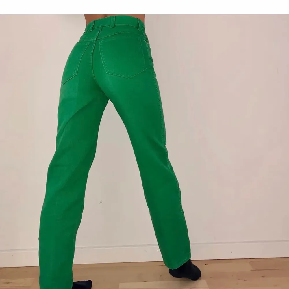 Gröna vintage jeans från escada. Köpta här på Plick och är använda men i väldigt bra skick. Det finns inga slitningar!! Dem är i storlek 34 och passa mig jätte bra som är 164. . Jeans & Byxor.