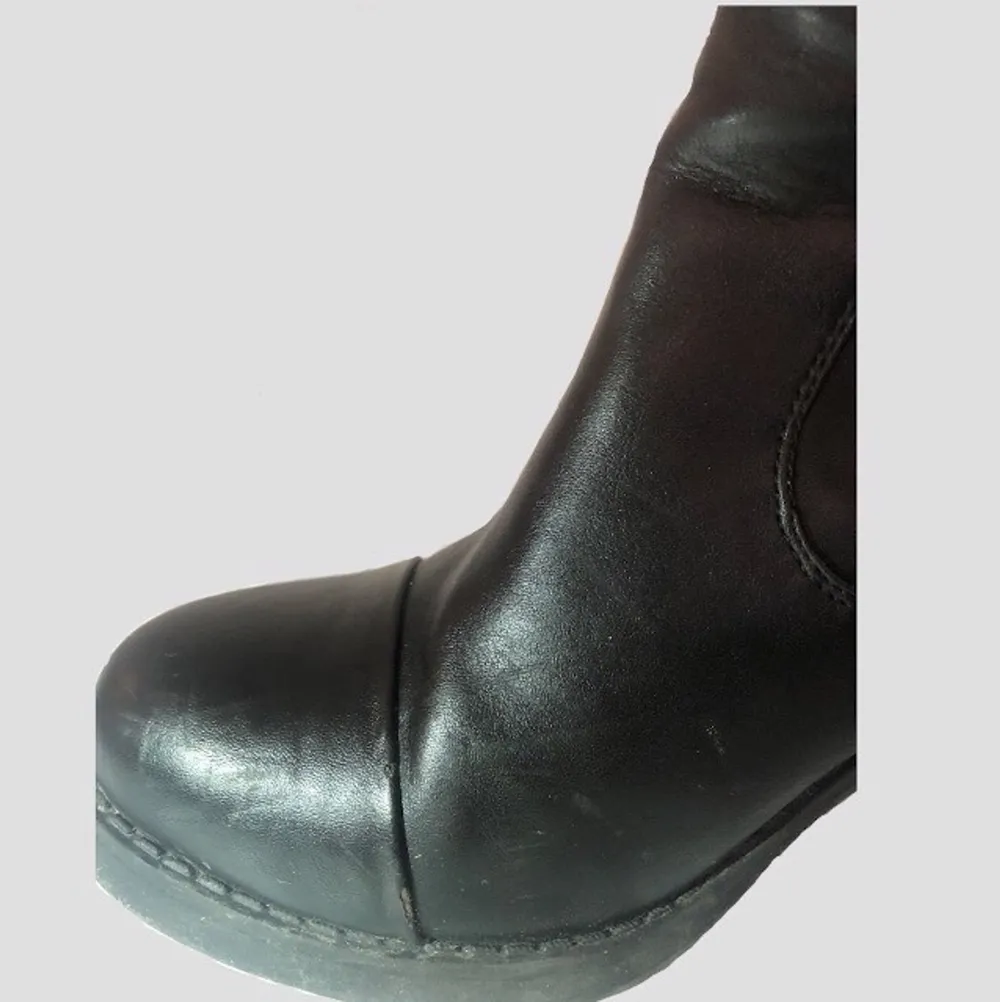 Snygga svarta skor i syntet. Har använt dem några gånger. Köparen står för frakt, kan mötas upp. Skor.