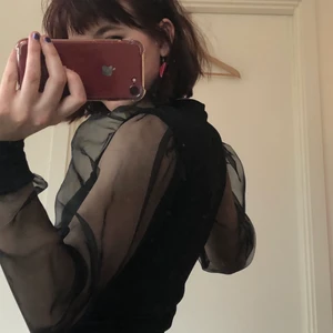 Fin mech tröja XS - Svart jätte fin, cool och skön svart tröja   Storlek: XS/S Passform: slim   Matreal: mech “tyg”, polyester    Säljer pga: förliten för mig ‼️PRISER KAN DISKUTERAS! KONTAKTA MIG VID INTRESSE OCH SÅ KAN PRIS DISKUTERAS, SÅ LÄNGE DET ÄR RESPETHULT OCH RELEVANT, föreslå inte 50kr inklusive frakt för skor vars frakt ligger på 97kr‼️