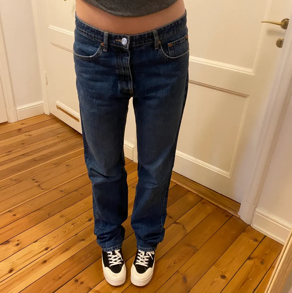 Nu säljer jag mina älskade zara jeans i den perfekta blå!! Jag är 1,80 och har vanligtvis 40-42 i zara byxor - för referens - men köpte dessa i 44 för en extra baggy look 🙌. Jeans & Byxor.