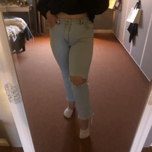 Jeans med hål - Ett par snygga jeans! Är ett litet hål i som ni ser på tredje bilden ej provat att sy igen! 🤎Gratis frakt🤎
