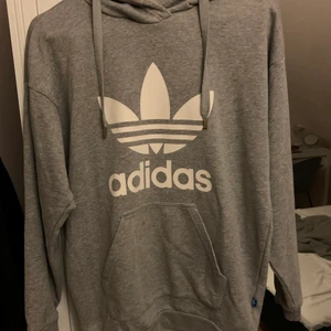 Adidas hoddie  - Grå adidas hoddie strl 34/36 men passar mig som har M i kläder. Super fint skick och är använd ca 10 gånger. Köptes för 800kr. 
