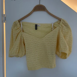 Topp från HM - Gul söt topp från HM i storlek XS. Köparen står för frakt 