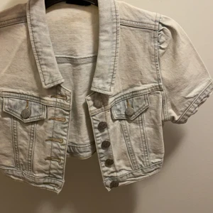 Lightwash cropped denim jacket - Ingen aning vad originalpriset är så pruta gärna ner till ett pris som passar dig 