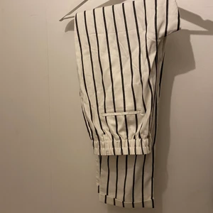 Rutiga kostymbyxor  - Säljer mina fina kostymbyxor i stolek M! Sitter supersnyggt på och passar bra till sommarn! 