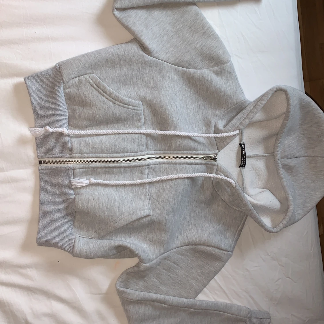 Grå, croppad sip-up hoodie - 90