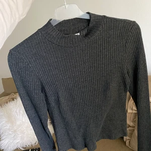 Stickad tröja  - Kort och sitter fint 