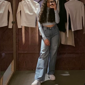 Jeans - Säljer dessa snygga ljusblåa jeans. De är höga i midjan och sitter över lår och rumpa främst. Storlek 24 (sitter som en smäck på mig som har xs i jeans annars)