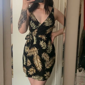 Klänning  - Fin somrig klänning med snörning runt midjan.  Storlek S- jag är 170cm lång.   Katt finns i hemmet men plagget är självklart tvättat och rollat innan det skickas.  Skriv gärna vid frågor😊 