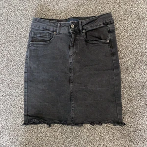 Pieces kjol - Säljer min svarta jeans kjol i storlek XS, 40kr + frakt