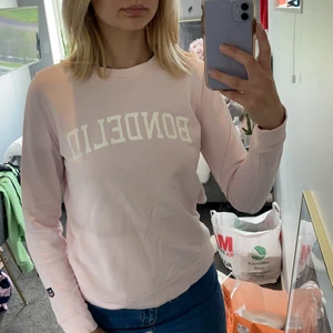 Bondelid tröja  - Säljer min rosa Bondelid tröja som tyvärr är för kort i armarna. Storlek S, 70kr + frakt
