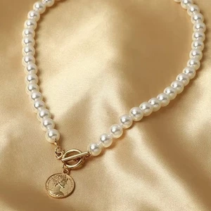 ELEONOR FLUX PEARL PENDANT - Lovely and stylish flux pearl pendant. Perfect accessory for a classic or cute look. Helt nya, 60kr/st, Frakt 15kr. Kan hämtas I vetlanda eller fraktas. Jag skickar bild på paketet innan jag posta. I LAGER- 10/30 ST KVAR ‼️