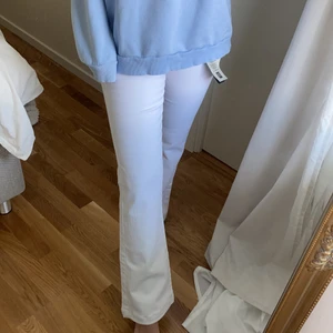 Låga vida mjuka oanvända jeans 🌞 - Superfina, helt oanvända jeans, lappen kvar. Låga & vida längst ner, strl 27